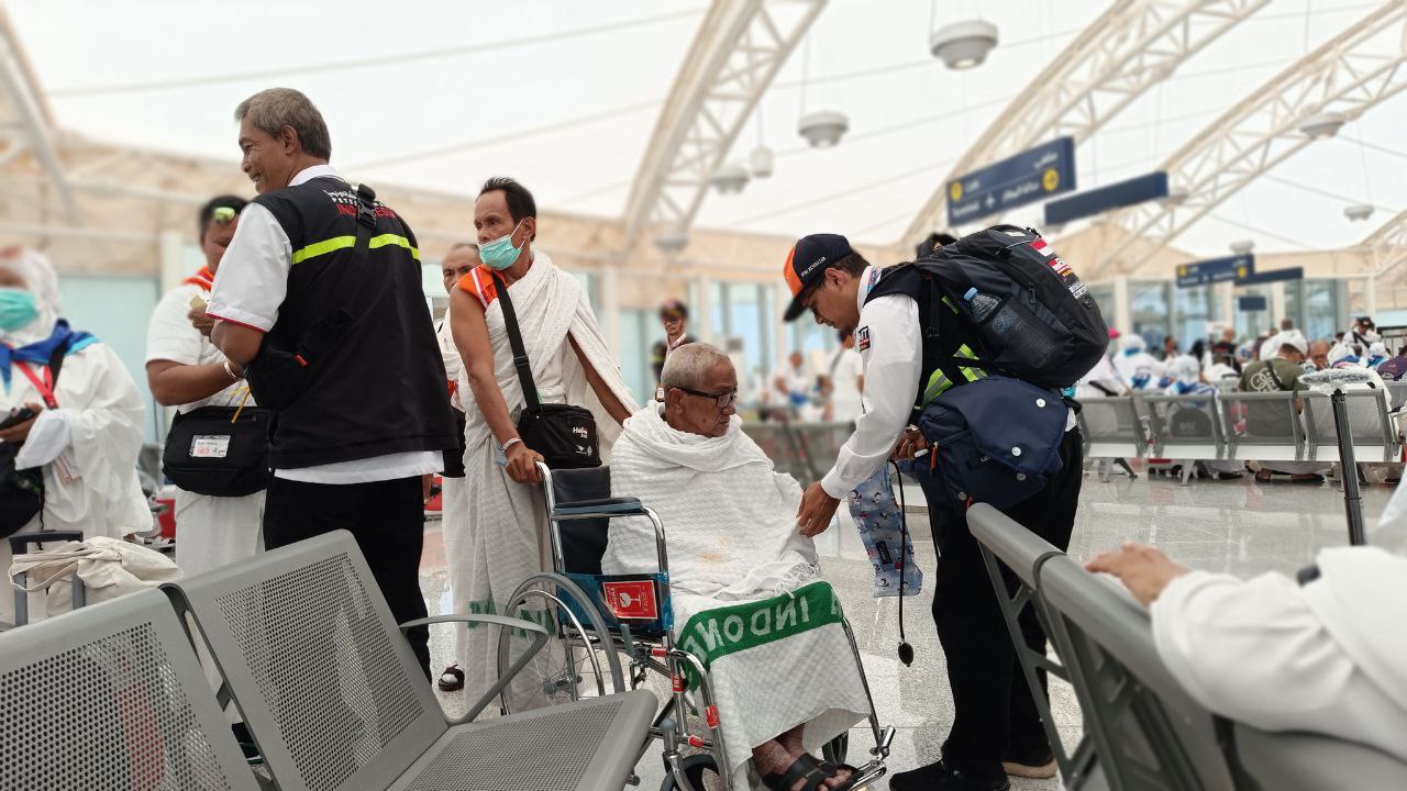 Kedatangan jemaah haji kuota tambahan kloter 21 embarkasi Balikpapan (BPN-21) di Bandara Amir bin Abdul Aziz (AMAA), Madinah, Kamis (15/6)