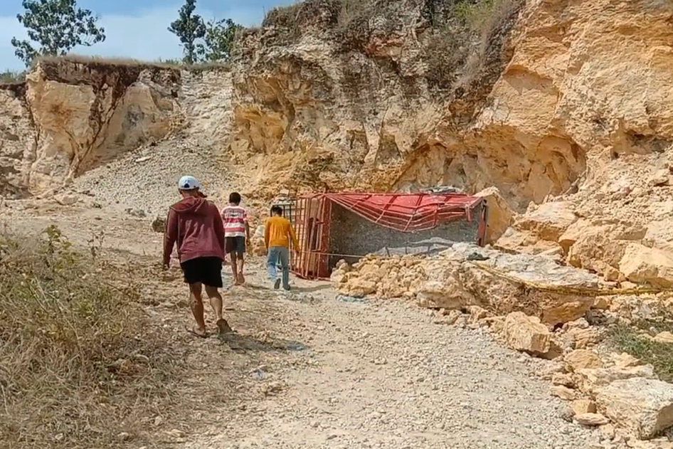 Tempat kejadian longsor batu.