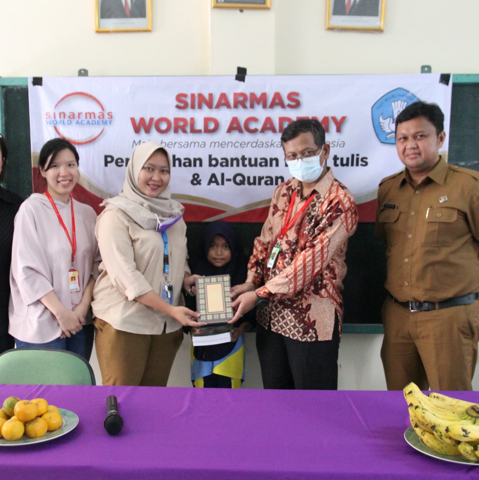 Donasi buku tulis dan Alquran di SDN Cilenggang 02, Tangerang Selatan, Selasa (6/6).