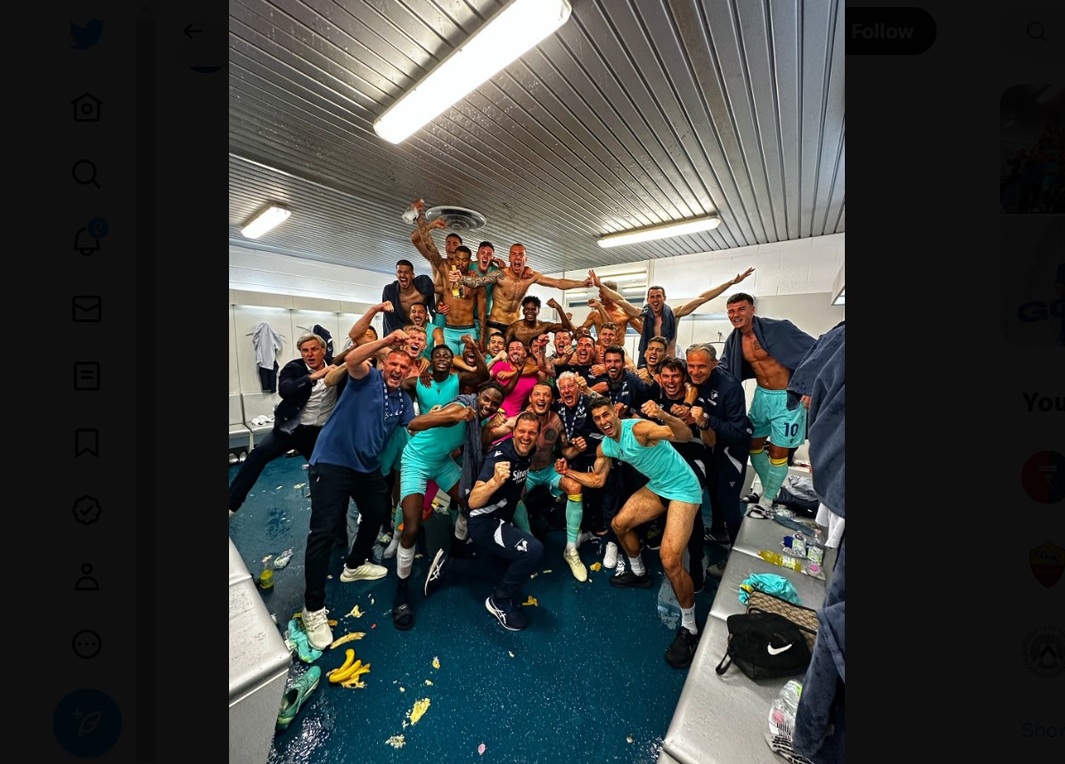 Para pemain Verona melakukan selebrasi usai memastikan diri bertahan di Serie A berkat kemenangan 3-1 atas Spezia.