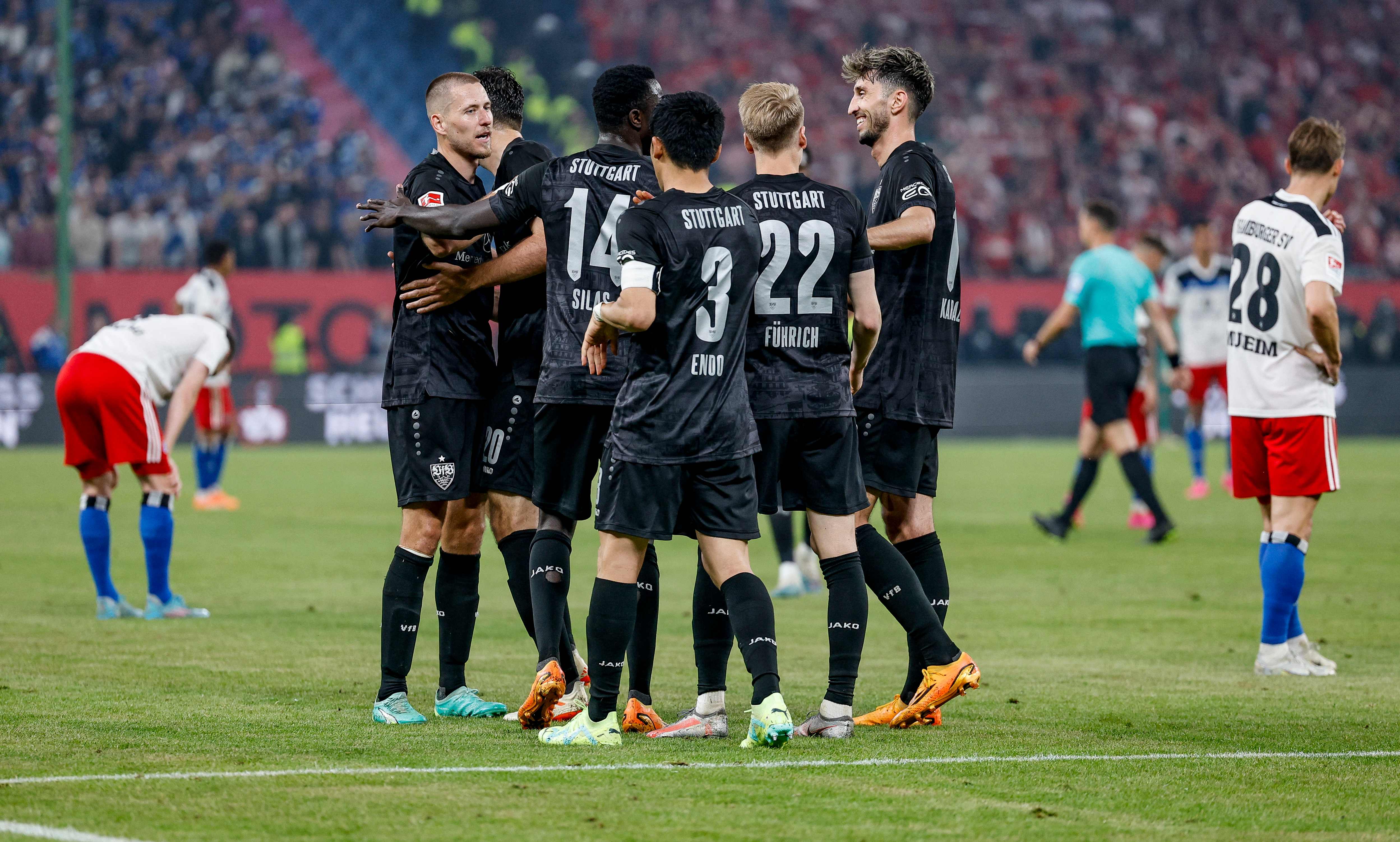 Para pemain Stuttgart melakukan selebrasi usai mencetak gol ke gawang Hamburg di laga leg kedua playoff promosi-degradasi.