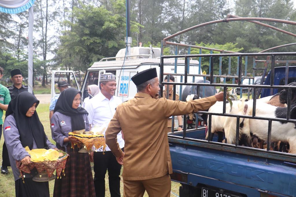 PT Mifa Bersaudara menyerahkan kambing kurban kepada perwakilan masyarakat di Aceh Barat