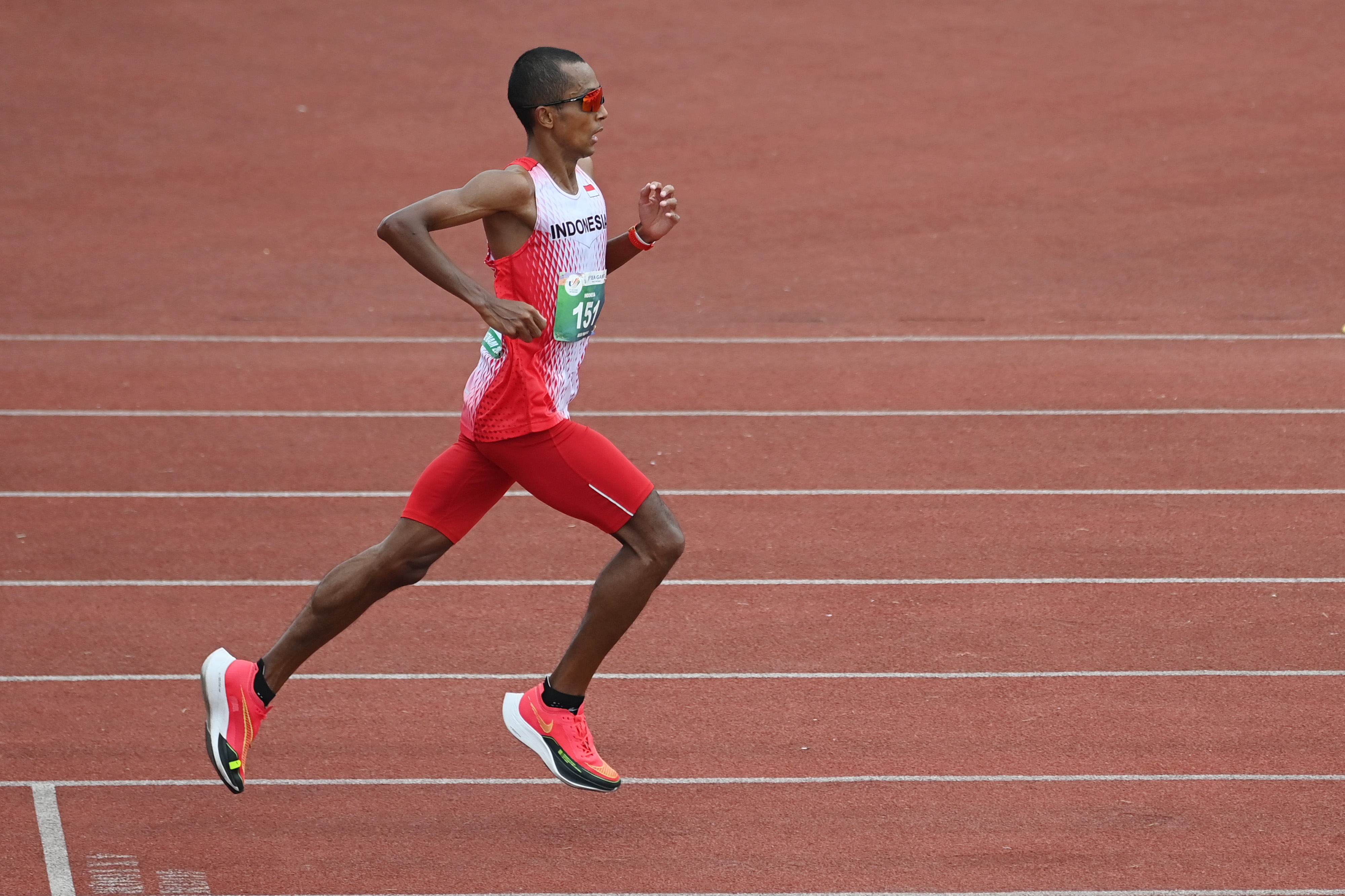 Pelari Indonesia Agus Prayogo saat tampil di nomor lari maraton putra SEA Games Vietnam 2021 di Stadion Nasional My Dinh, Hanoi, Vietnam.