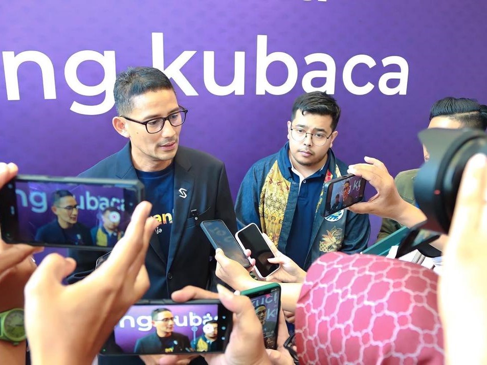 Juru bicara milenial Rian Septrianto Maulana (kanan) saat mendampingi Sandiaga Uno (kiri).