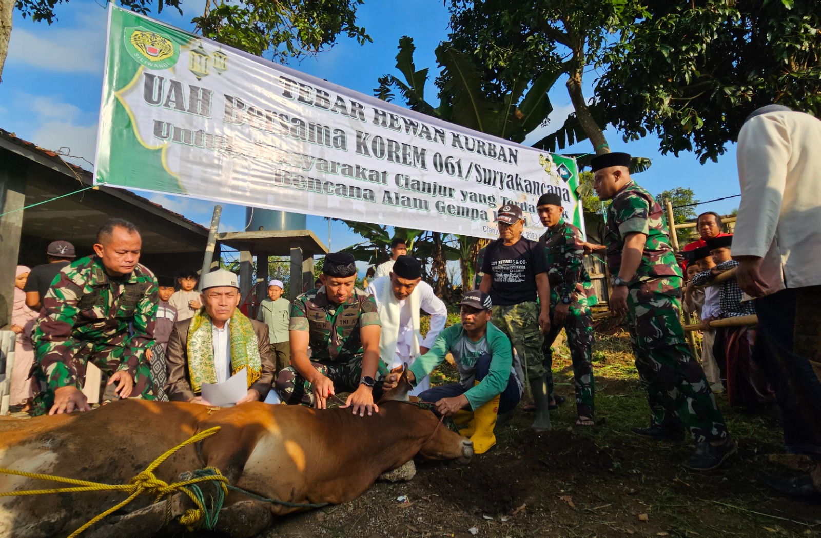 Korem 061 Suryakencana, Bogor menyalurkan empat ekor sapi dan 50 ekor kambing kurban ke Cugenang, Cianjur, Jawa Barat.