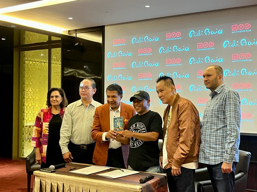 Acara penandatanganan kerja sama antara PT Tripar Multivision Plus Tbk (MVP) dan penulis novel Pidi Baiq di Jakarta. 