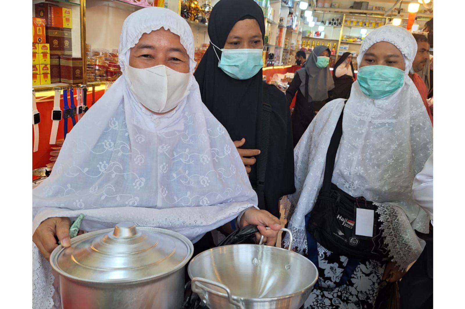 Jemaah haji membeli panci untuk memasak konsumsi di masa penghentian layanan katering.