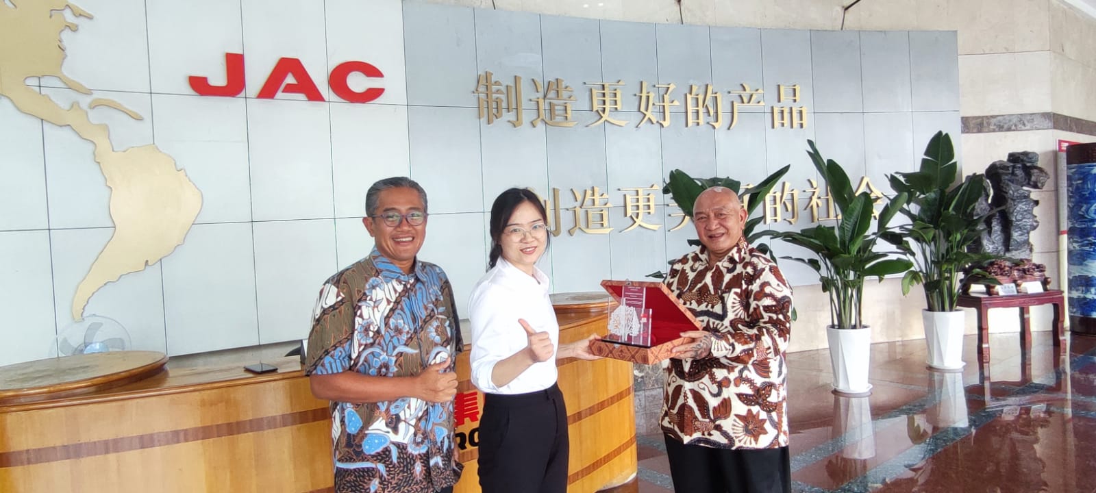 Pimpinan PT Jasa Berdikari Logistics mengunjungi pabrik Anhui Jianghuai Automobile Group (JAC), produsen truk listrik ringan di Tiongkok.