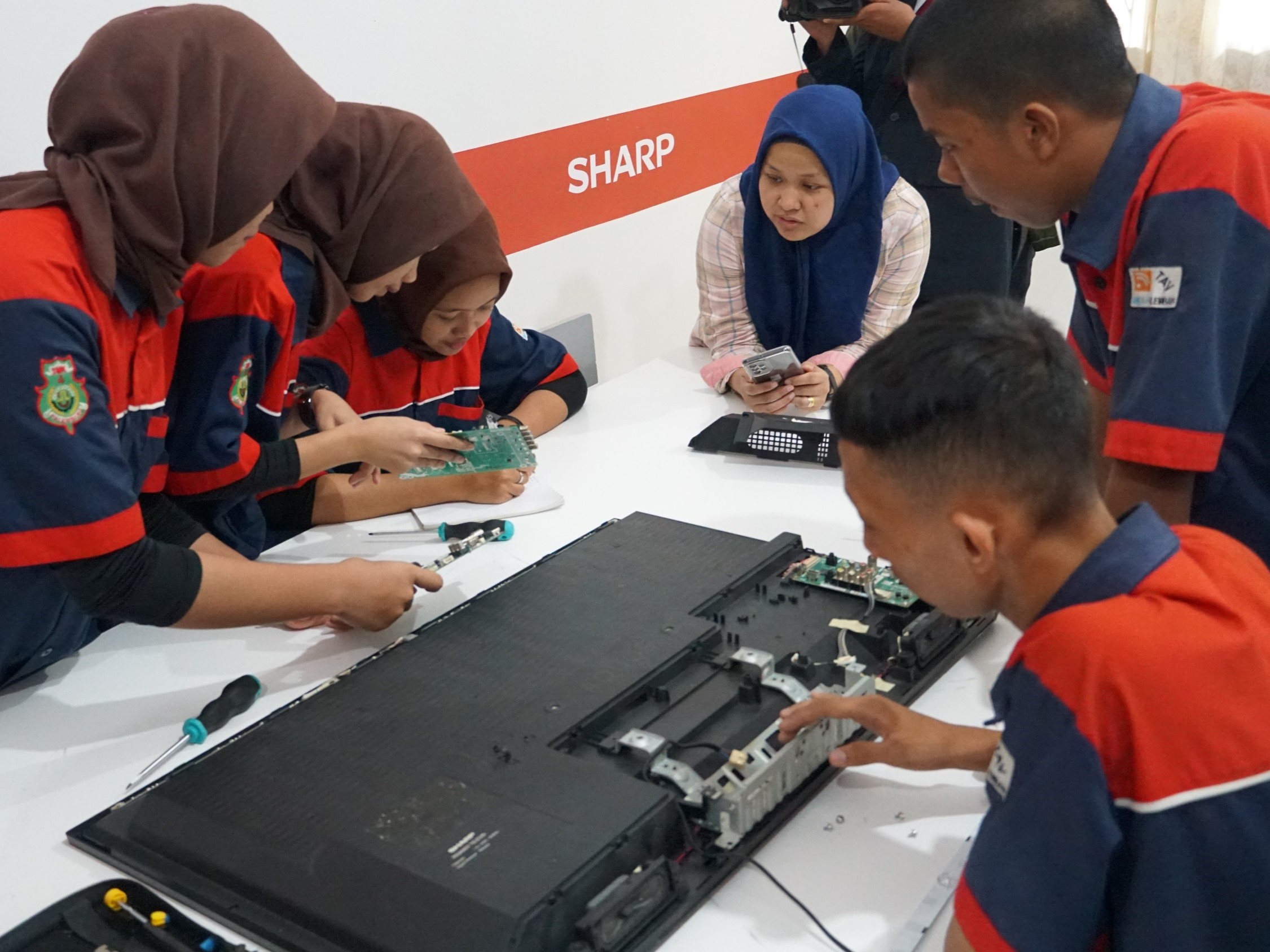 Untuk membantu upaya pemerintah itu, Sharp Class akan memberikan pendampingan serta pelatihan kepada sekitar 25-30 siswa SMKN 4 Palembang.