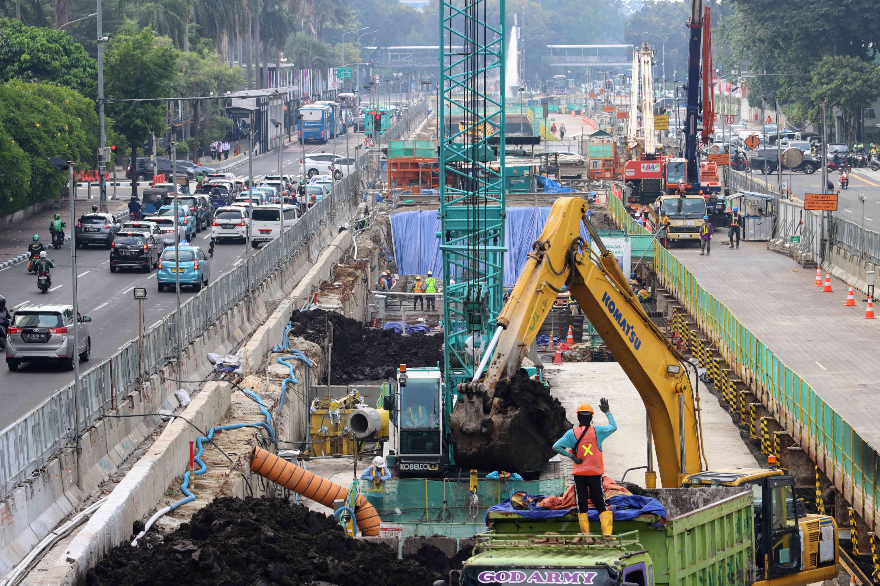 Pekerja menyelesaikan proyek pembangunan MRT Fase 2A di kawasan MH Thamrin, Jakarta, Selasa