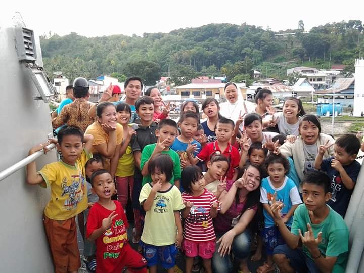 Iza Klara Duha bersama anak-anak Asrama Santa Agnes.