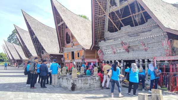 Salah satu destinasi wisata populer di sekitar danau Toba.