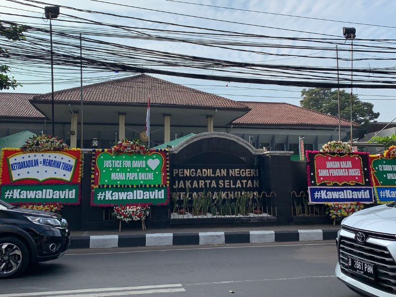 Karangan bunga menghiasi depan gedung PN Jakarta Selatan, Selasa (13/6).
