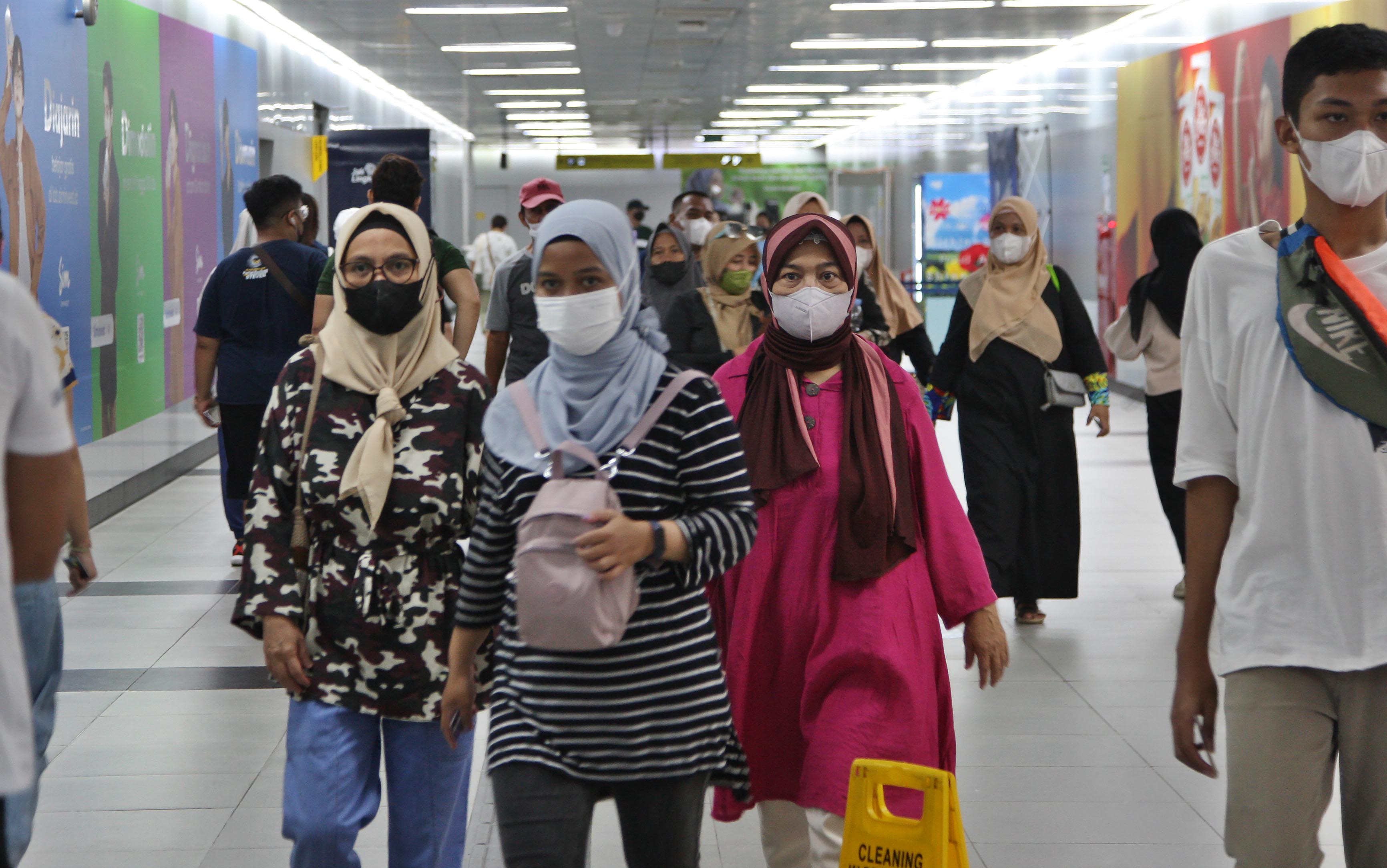 Para calon penumpang MRT memakai masker saat akan memasuki peron di Stasiun MRT, Bundaran HI, Jakarta, 15 Mei 2023.