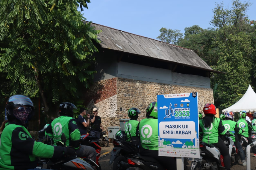 Pengendara ojek melakukan uji emisi.