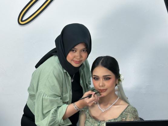 Rizka Bawono saat merias wajah