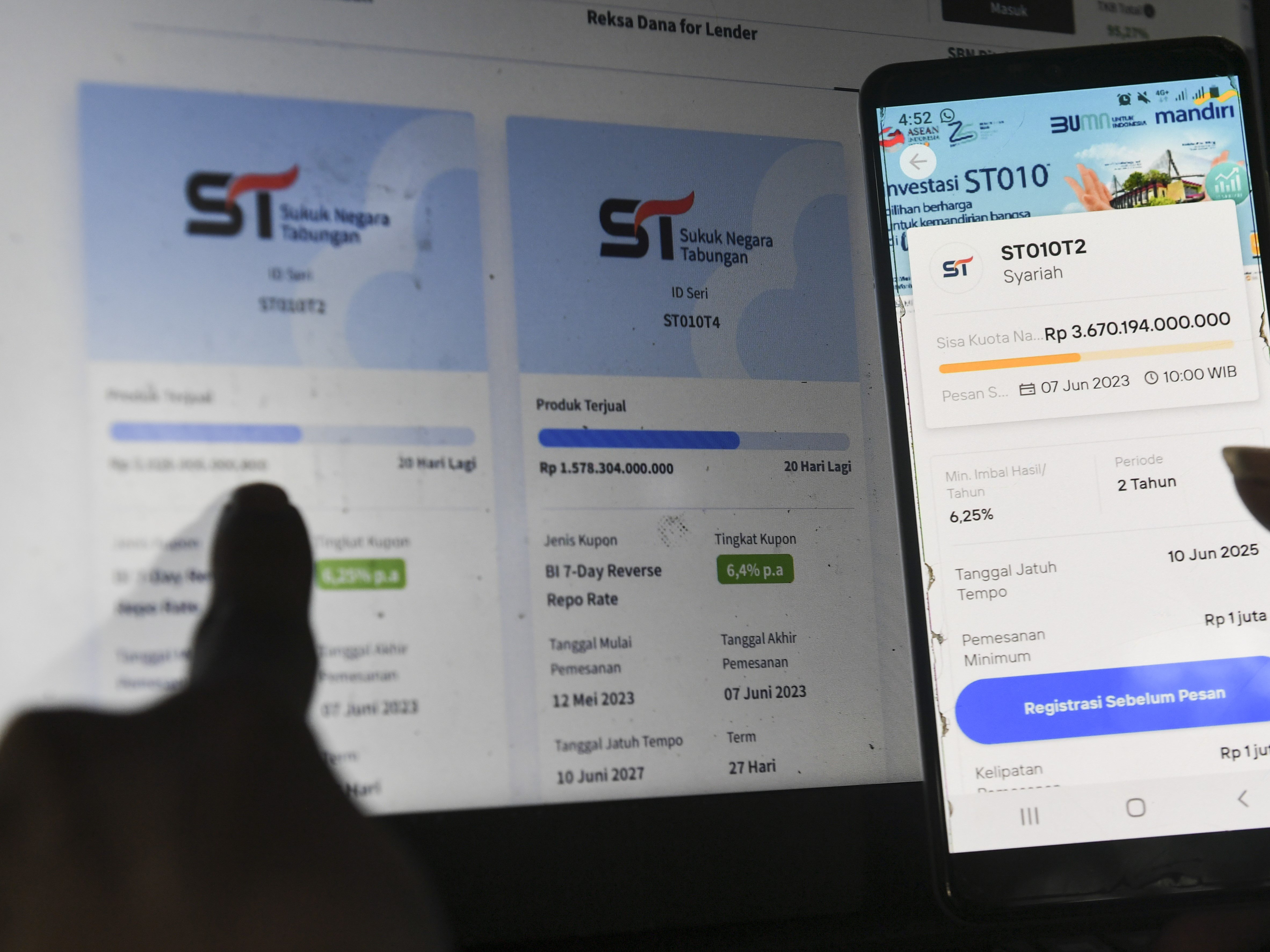 Warga mencari informasi mengenai Surat Berharga Negara (SBN) jenis Sukuk Tabungan Seri ST010 di Jakarta, Kamis (18/3/2023).