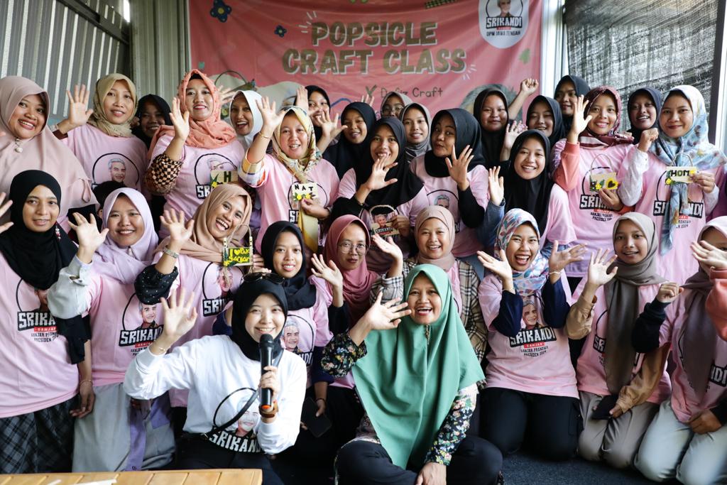 Relawan Srikandi Ganjar Jateng menggelar kerajinan kerajinan tangan dari stik es krim di Kabupaten Batang, Jawa Tengah. 