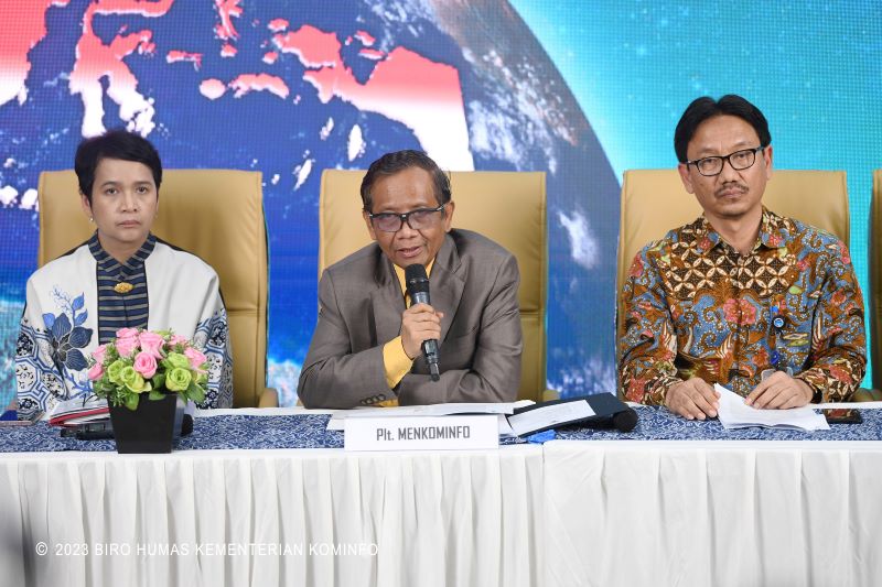 Plt Menkominfo Mahfud MD (tengah) saat konferensi pers rencana peluncuran Satelit SATRIA-1 di Jakarta, Selasa (13/6) 