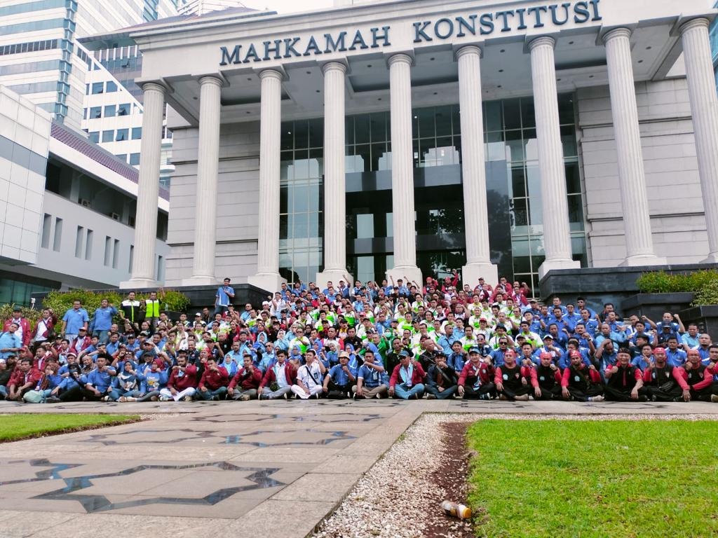 Perwakilan 12 organisasi serikat pekerja berfoto bersama saat menghadiri uji materi UU Cipta Kerja di Gedung MK, Jakarta.