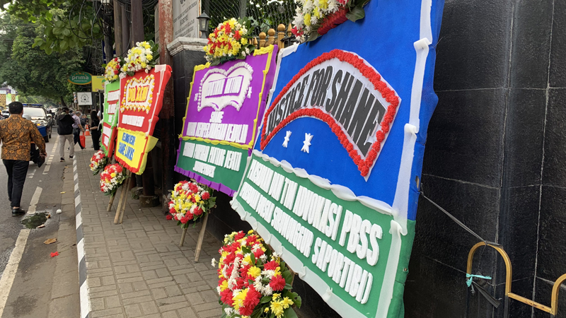 Sekitar 8 karangan bunga hiasi PN Jakarta Selatan sebagai bentuk dukungan untuk Shane Lukas.