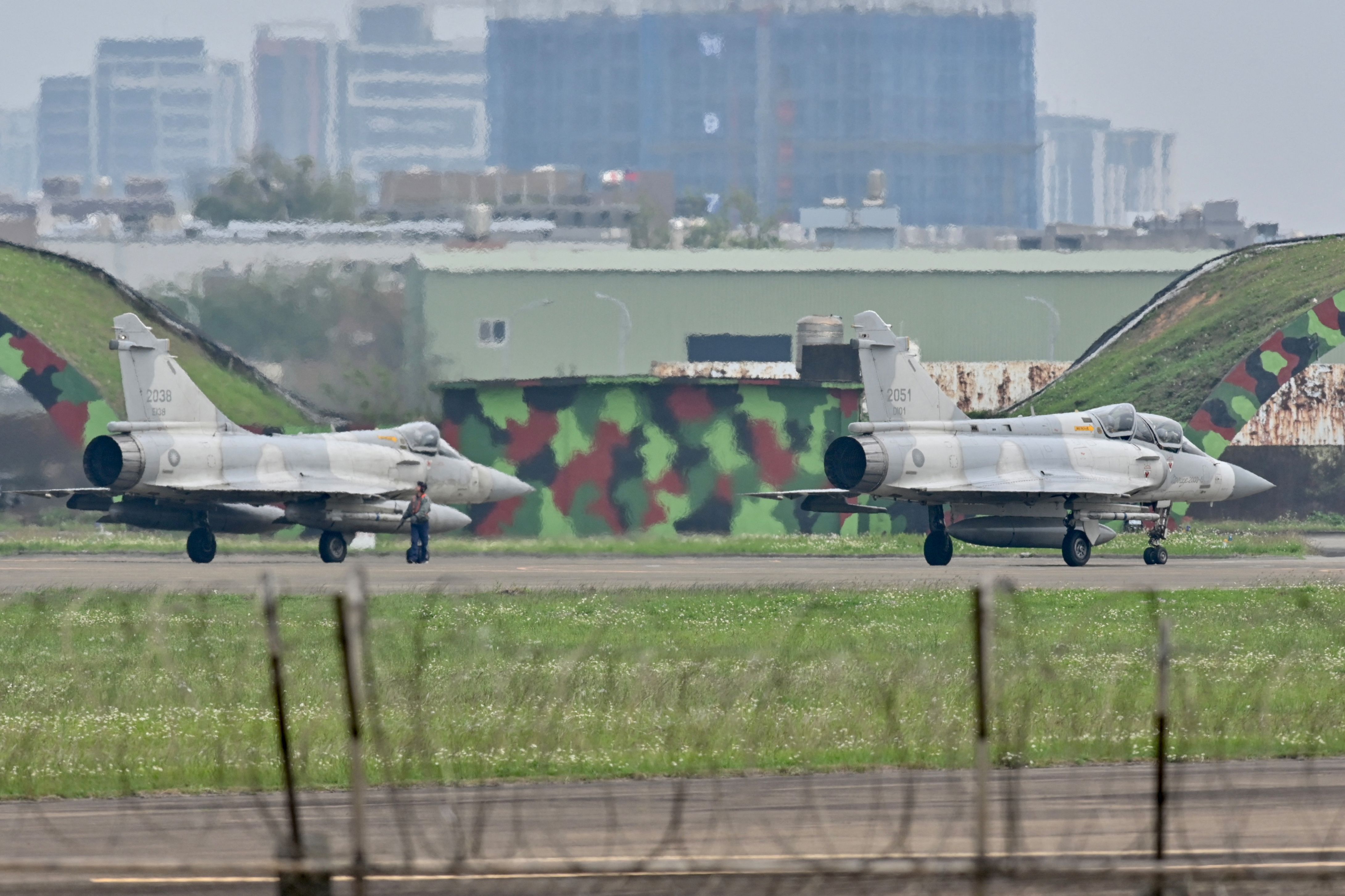 Pesawat militer Taiwan bersiaga di pangkalan angkatan udara di Hsinchu, Taiwan utara.