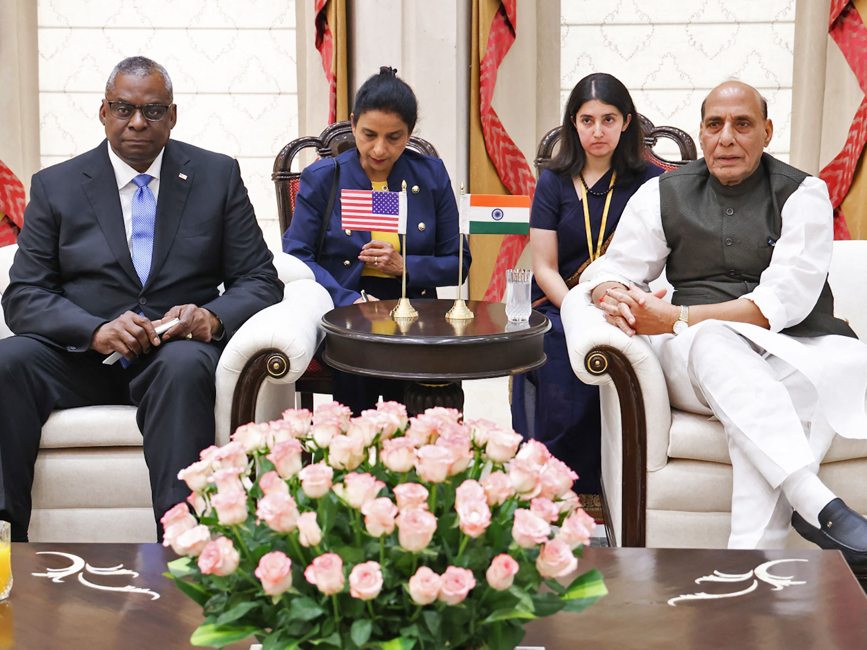 Menteri Pertahanan India Rajnath Singh (kanan) dan Menteri Pertahanan AS Lloyd Austin (kiri).