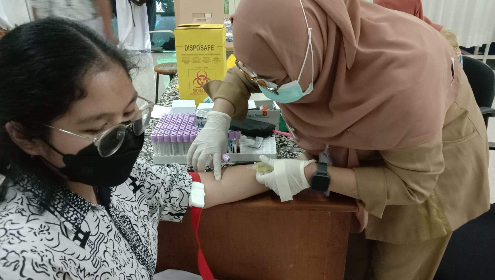 Pemeriksaan kesehatan terhadap para siswa SMAN 68, Jakarta.