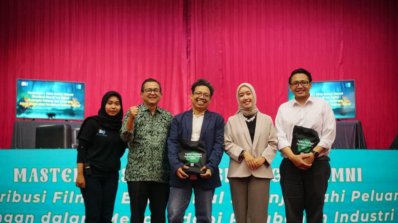 Dekan Fakultas Komunikasi dan Desain Kreatif Universitas Budi Luhur Rocky Prasetyo Jati (kanan) berfoto bersama pembicara lain.