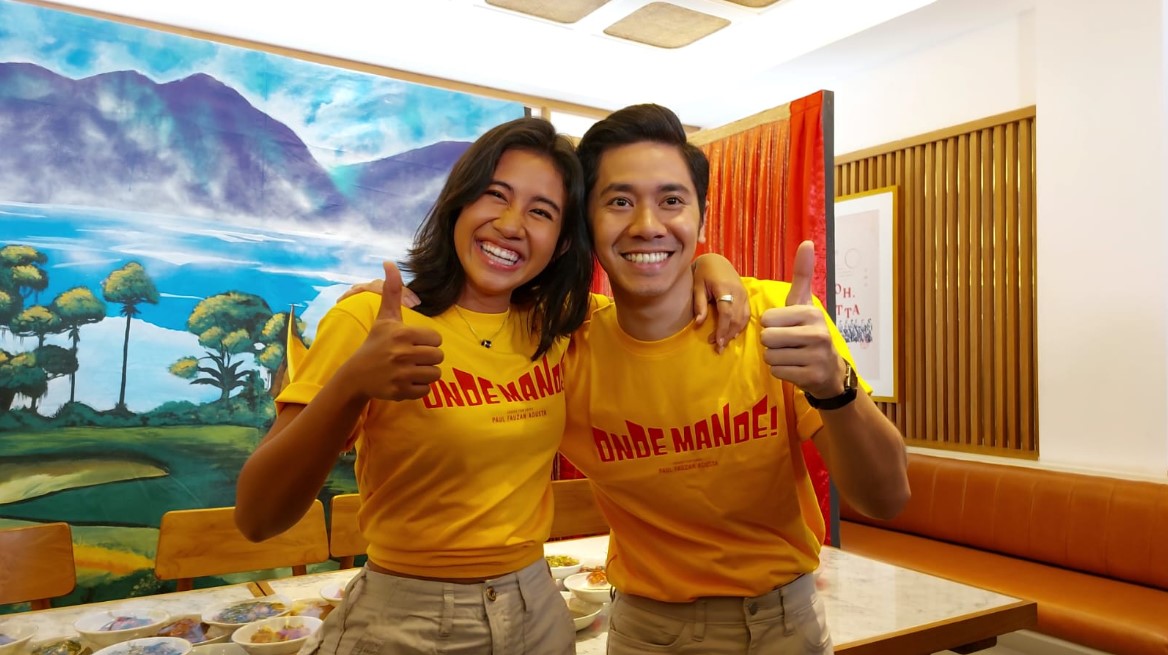Duet bintang film Onde Mande!, Shenina Cinnamon (kiri) dan Emir Mahira.