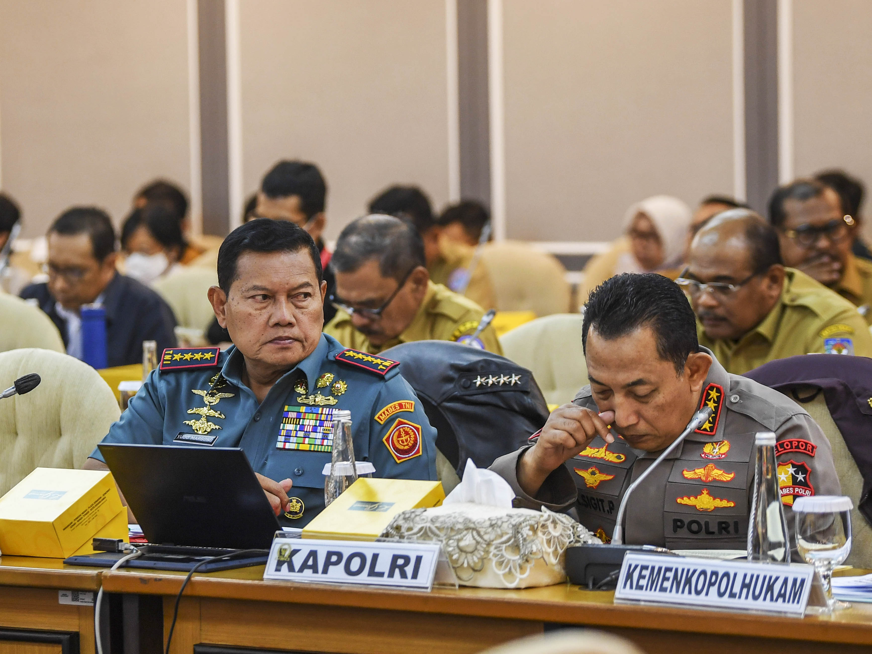  Panglima TNI Laksamana TNI Yudo Margono (tengah) dan Kapolri Jenderal Pol Listyo Sigit Prabowo (kanan) mengikuti rapat konsultasi di DPR
