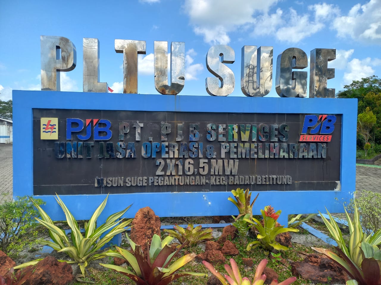 Pembangkit Listrik Tenaga Uap (PLTU) dan Pembangkit Listrik Tenaga Gas (PLTG) di Pulau Belitung.