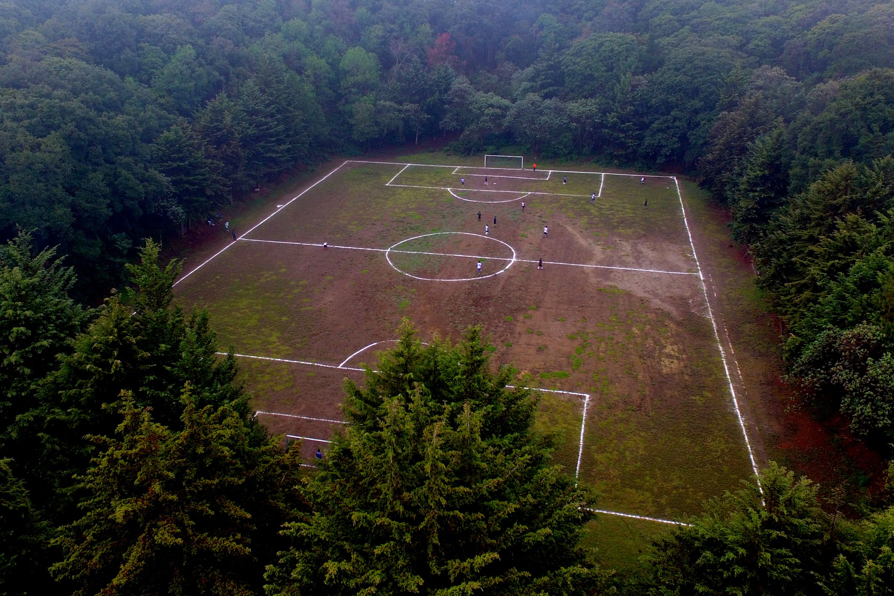 Kawah Gunung Berapi ini Disulap jadi Lapangan Sepak Bola
