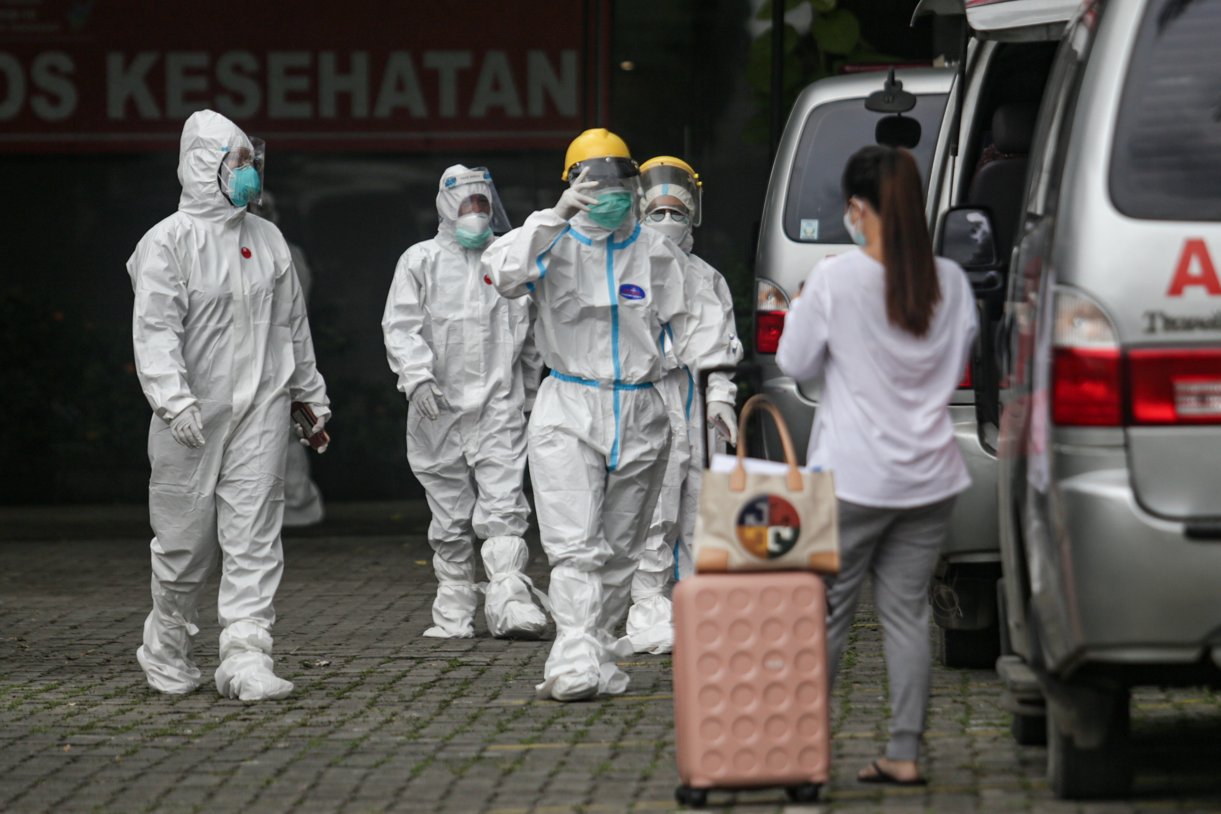 Tenaga kesehatan menjemput pasien covid-19 yang tiba di lokasi karantina di Curug, Kabupaten Tangerang, Banten, Jumat (11/2/2022).