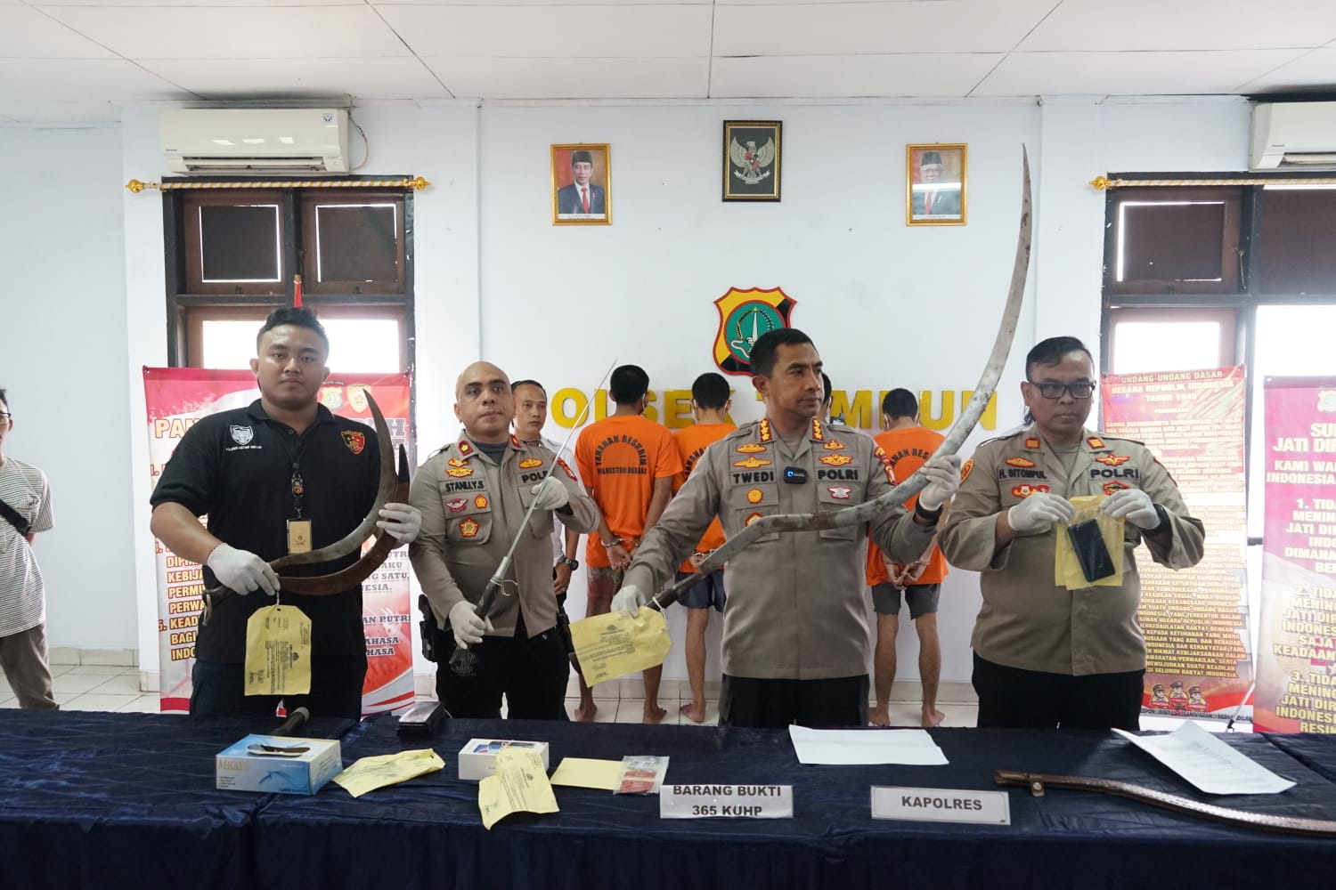 Foto Polrestro Bekasi Ungkap Pembunuhan Berlatar Open BO Michat: