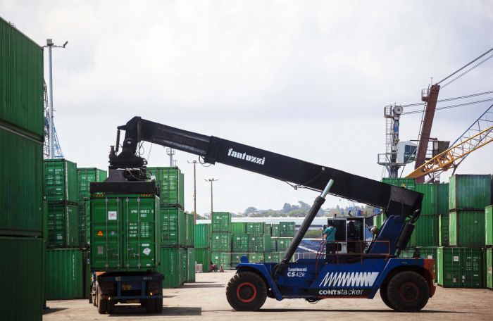 Ilustrasi: Aktivitas pengangkutan peti kemas untuk ekspor