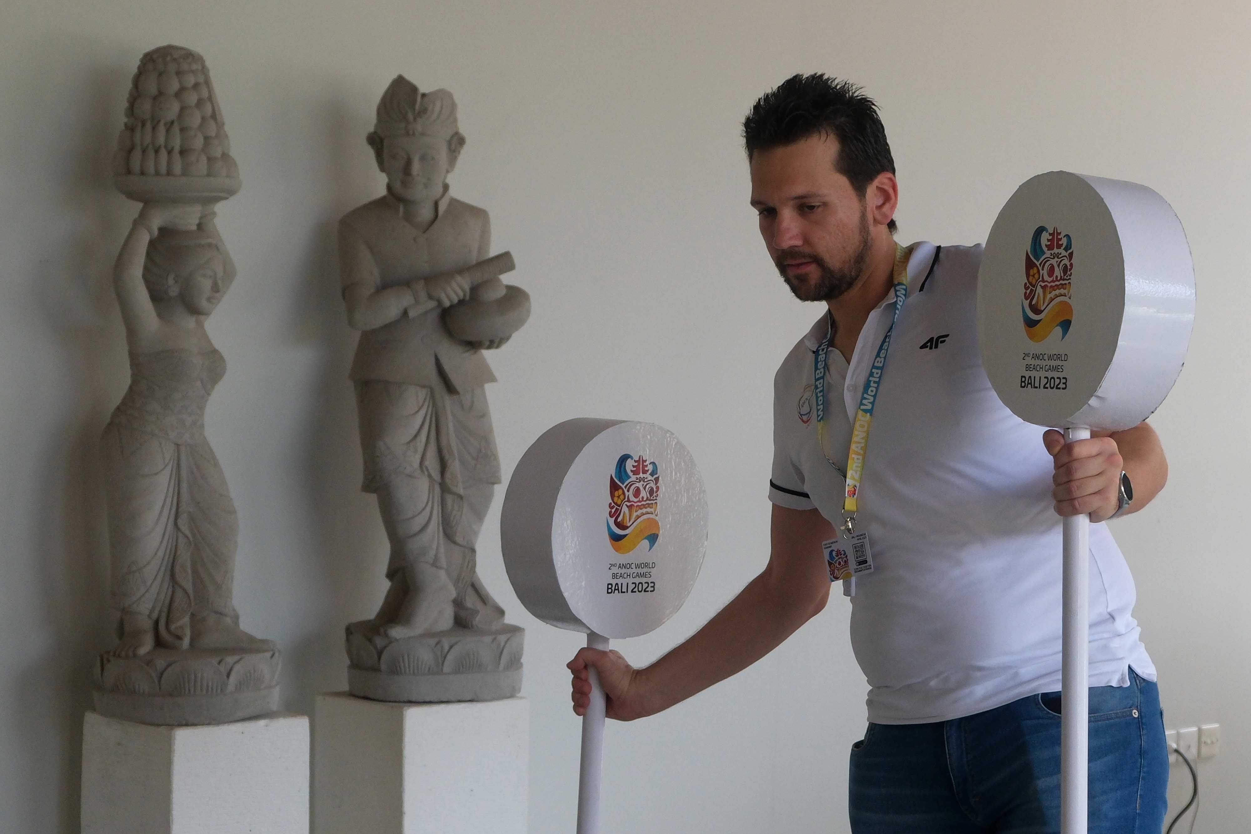 Panitia memasang properti saat persiapan Chef de Mission (CdM) Meeting 2nd ANOC World Beach Games 2023 di Nusa Dua, Bali.