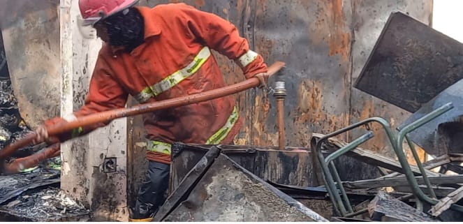 Petugas pemadam kebakaran tengah melakukan pendinginan di Kantor Badan Pertanahan Negara Kabupaten Brebes