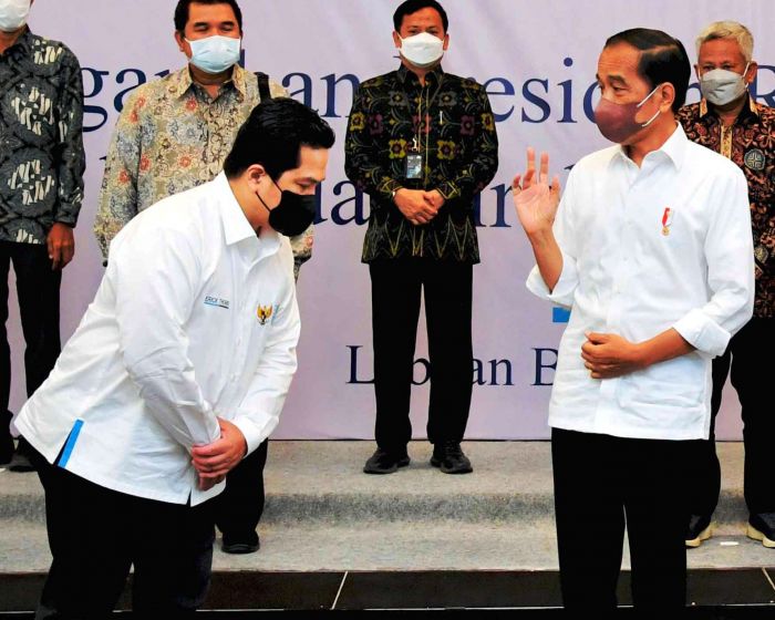 Presiden Joko Widodo berbicara kepada Menteri BUMN Erick Thohir.