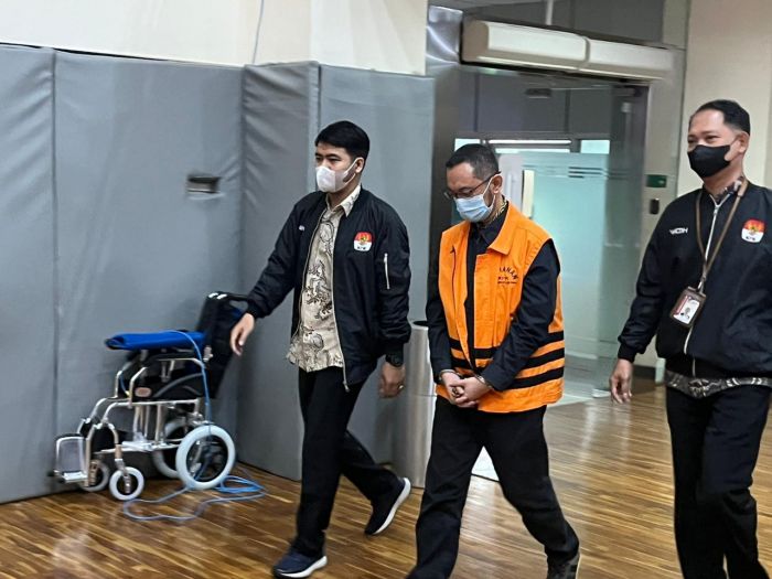 Uang gratifikasi dipakai Andhi Pramono untuk keperluan keluarga dan beli berlian  