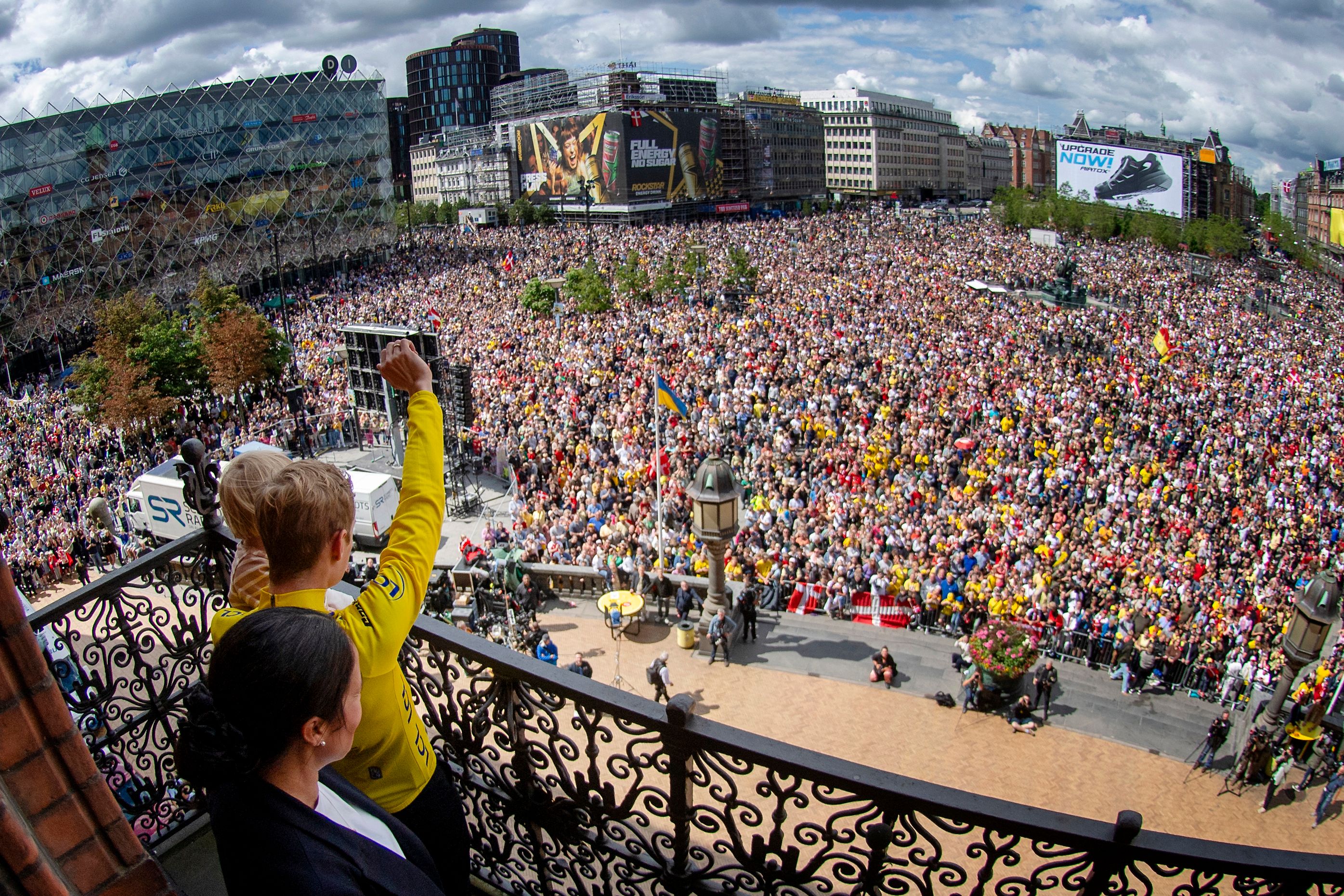 Juara Tour de France Jonas Vingegaard bersama istri dan putrinya melambaikan tangan kepada warga yang memadati Balai Kota Copenhagen.