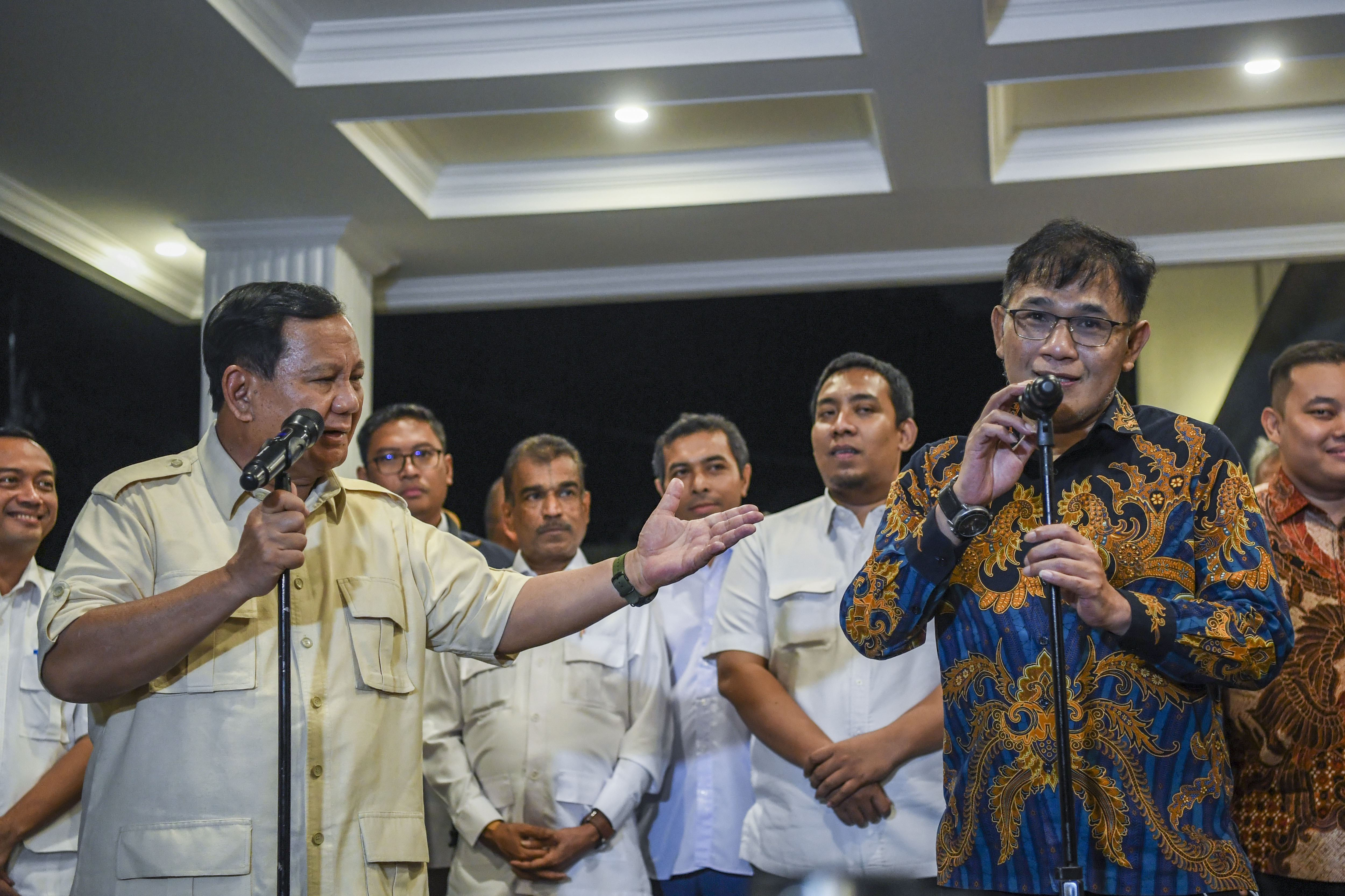 Ketum Partai Gerindra Prabowo Subianto (kiri) bersama Politikus PDIP Budiman Sudjatmiko (kanan) memberikan keterangan pers usai pertemuan