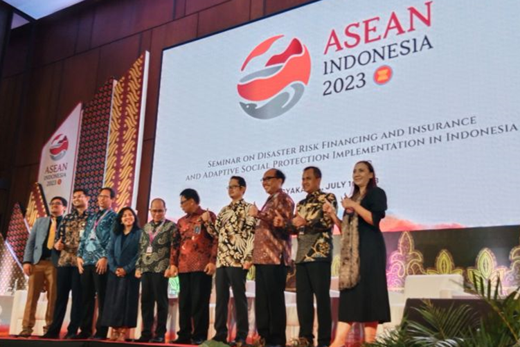 Para pembicara seminar bertajuk Disaster Risk Financing and Insurance and Adaptive Social Protection Implementation in Indonesia.