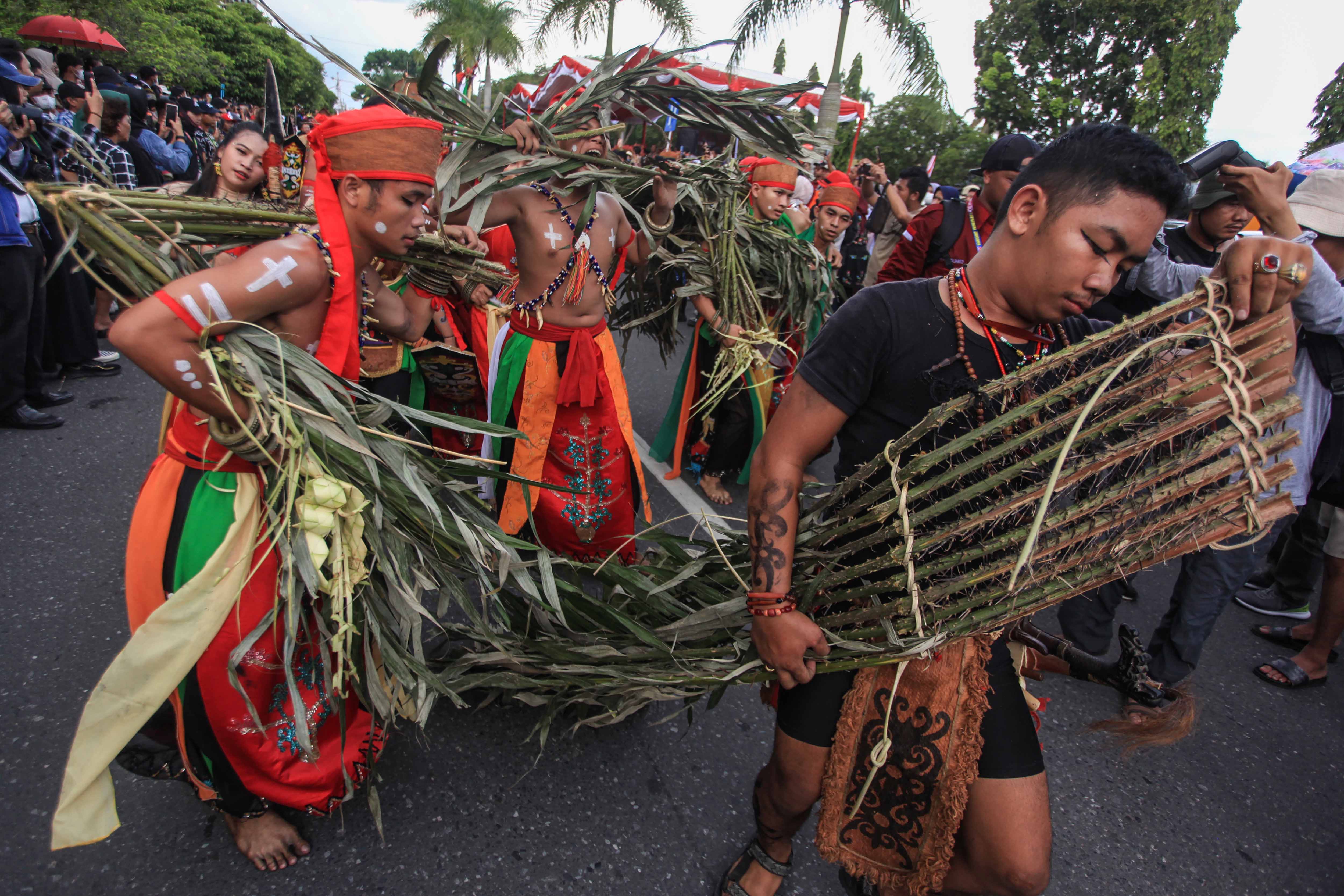 Peserta menampilkan atraksi kekebalan tubuh khas suku Dayak Maanyan Kalimantan Tengah.