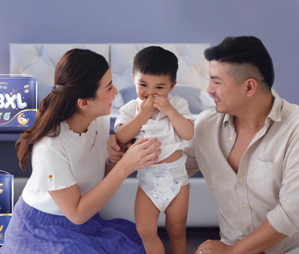 Ilustrasi. Seorang bayi yang menggunakan popok bersama dengan kedua orangtuanya.