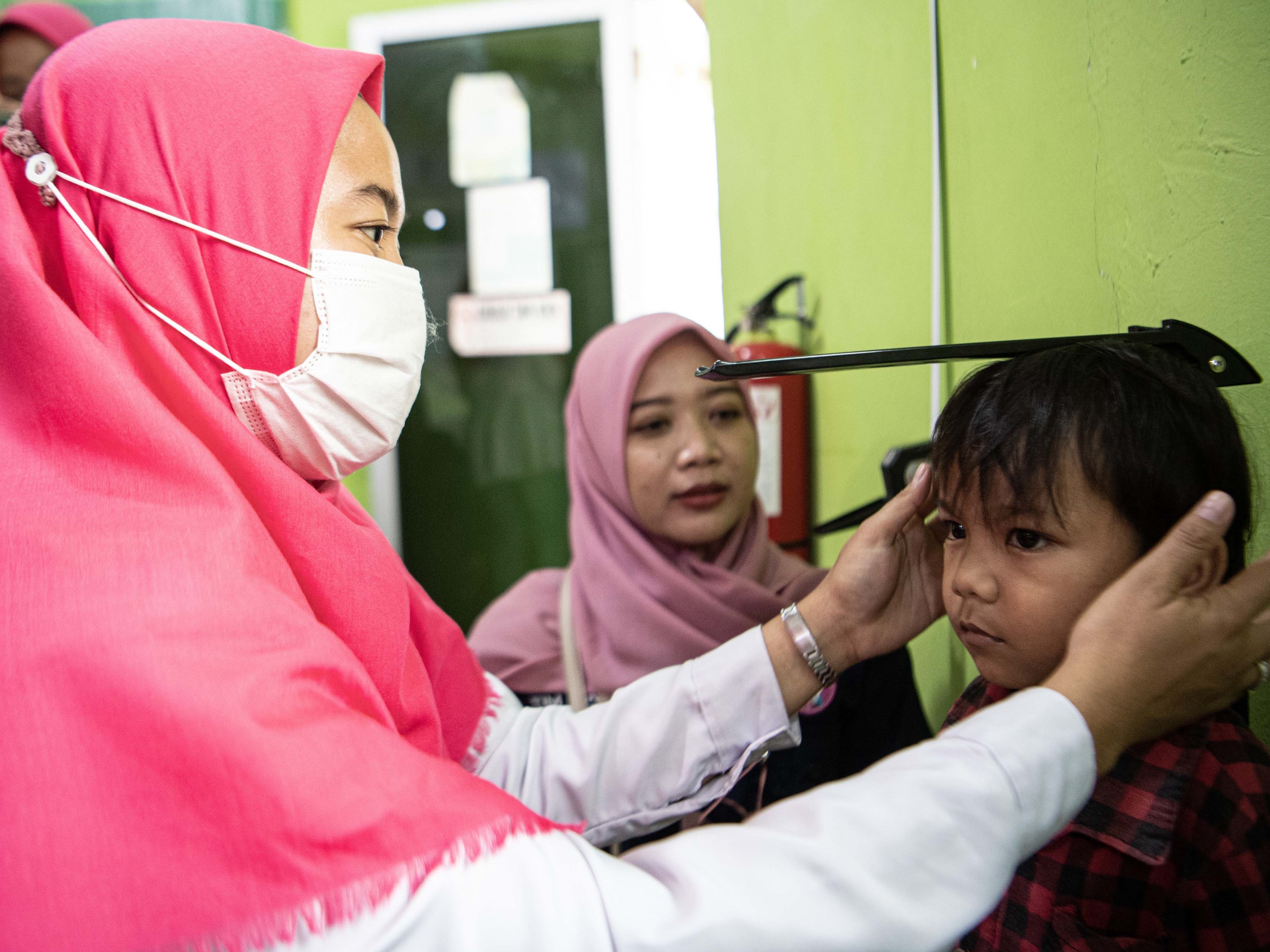 Petugas kesehatan mengukur tinggi badan balita saat pelaksanaan program Penanganan Anak Kurang Gizi atau Stunting (Pak Ginting).