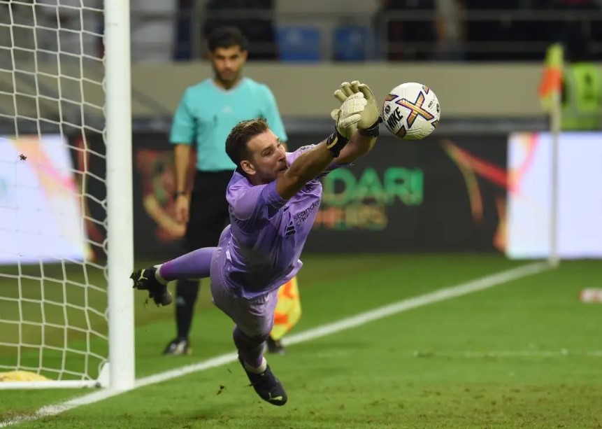 Liverpool Pertahankan Adrian Hingga 2024