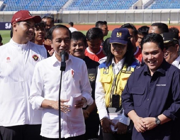 Presiden Joko Widodo saat meninjau proses seleksi tim nasional U-17.