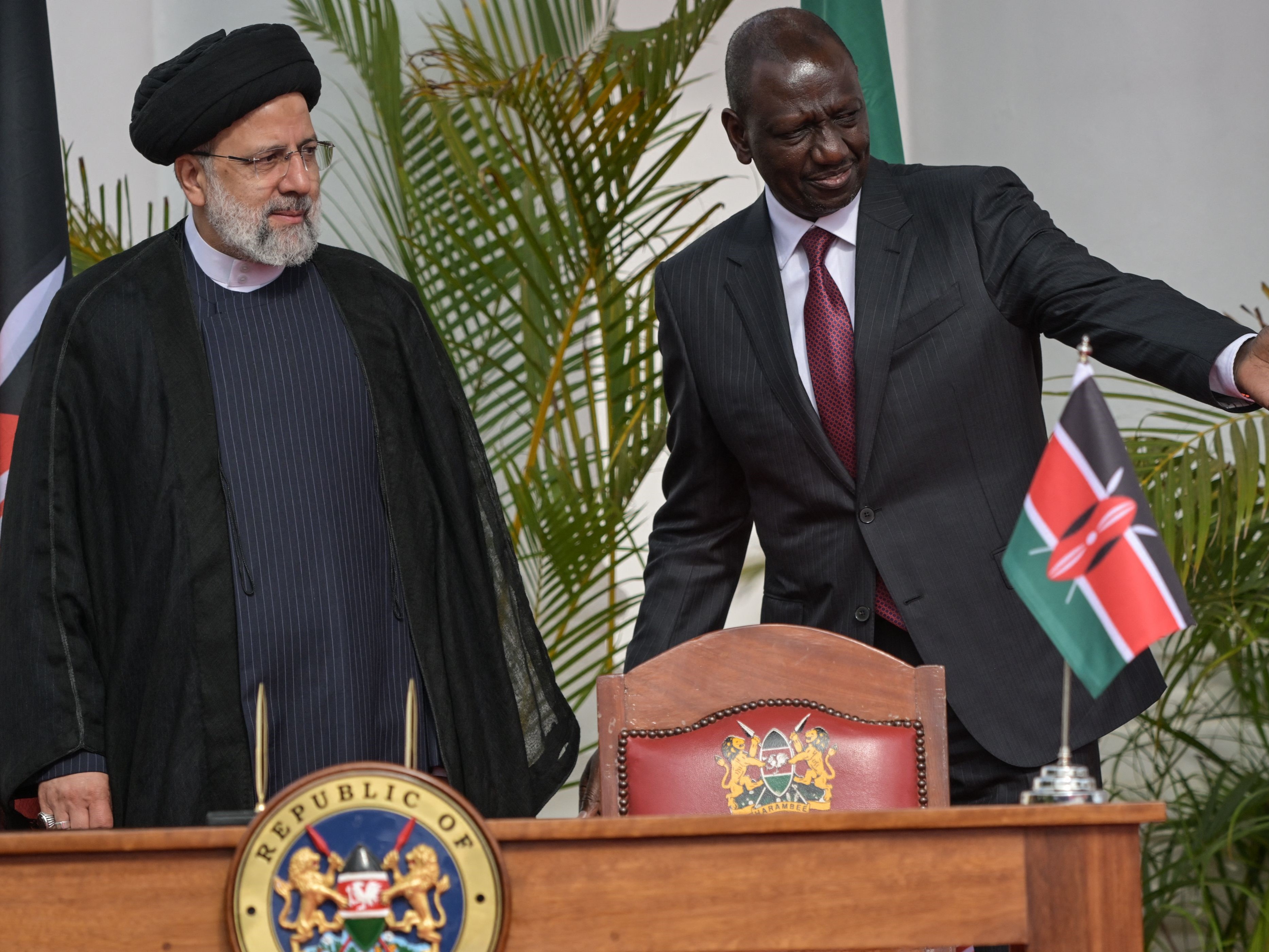 Presiden Iran Ebrahim Raisi (kiri) menghadiri konferensi pers bersama Presiden Kenya William Ruto (kanan) di State House di Nairobi.