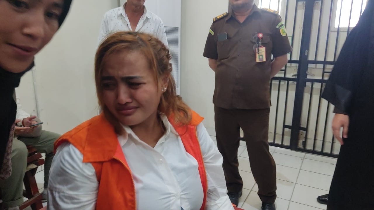 Tiktokers Lina Mukherjee dijerat UU ITE.